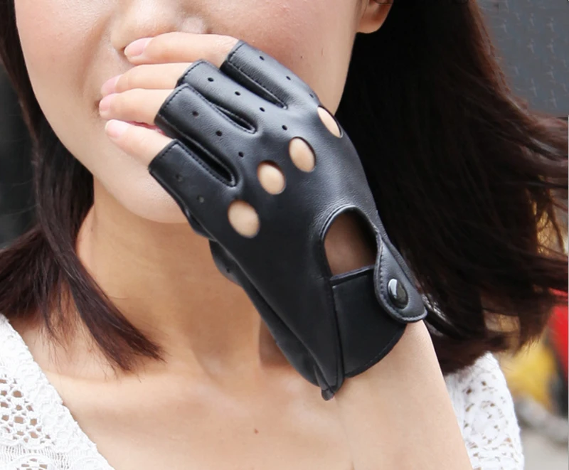 

A Pair Of Fashion PU Protective Gloves Pierced Half-finger Leather Gloves Stage Club Pole Dance Gloves