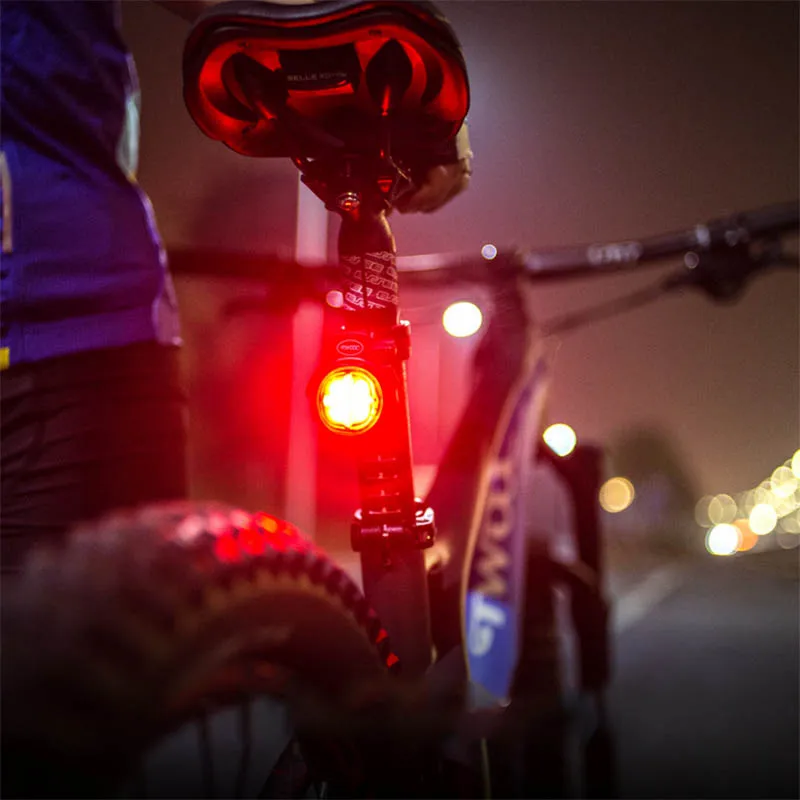 Умный задний светильник велосипед светильник USB Беспроводной зарядки светодиодные интеллигентая(ый) работает на основе электромагнитной индукции от включения тормоза для езды на велосипеде, MTB велосипеда светильник ходовой огонь