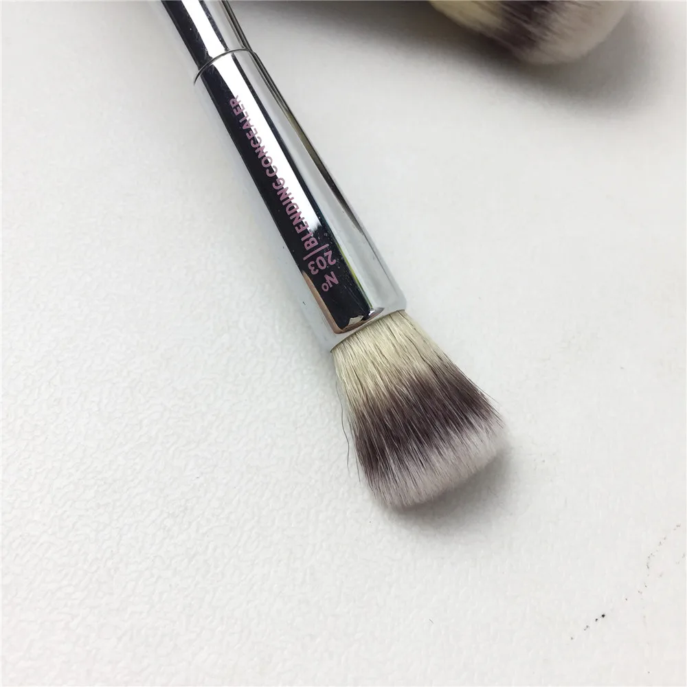 It Cosmetics Live Beauty Fully 203 Blending Concealer Brush _ 1