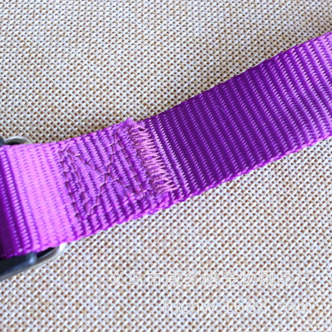 A single plain nylon collar