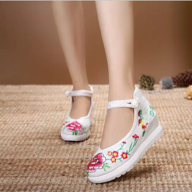 Демисезонный Ретро Повседневное Мода вышивать Прошитые туфли парусиновые женские туфли-лодочки, визуально увеличивающие рост; Туфли с ремешком и пряжкой женская обувь 190601 - Цвет: White
