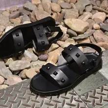 Туфли без каблуков Для мужчин, летние сандалии из натуральной Кожаный крючок на застежке-липучке; мягкая подошва с заклепками Черного моря тапочки мокасины gommino мужская повседневная обувь