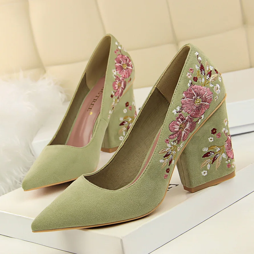 Женские туфли-лодочки с цветочной вышивкой; женская обувь на квадратном каблуке; свадебные туфли с острым носком; модная пикантная Свадебная обувь; женская обувь размера плюс