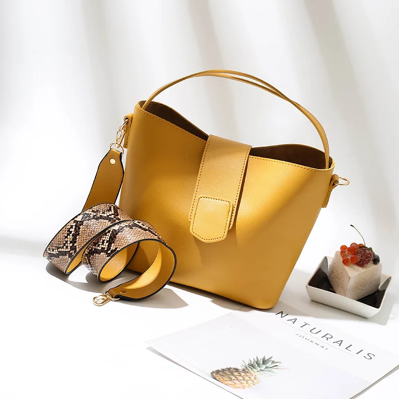 

The new fashionable autumn bucket bag in 2019 Korean version of retro one-shoulder oblique handbag is simple and convenient.