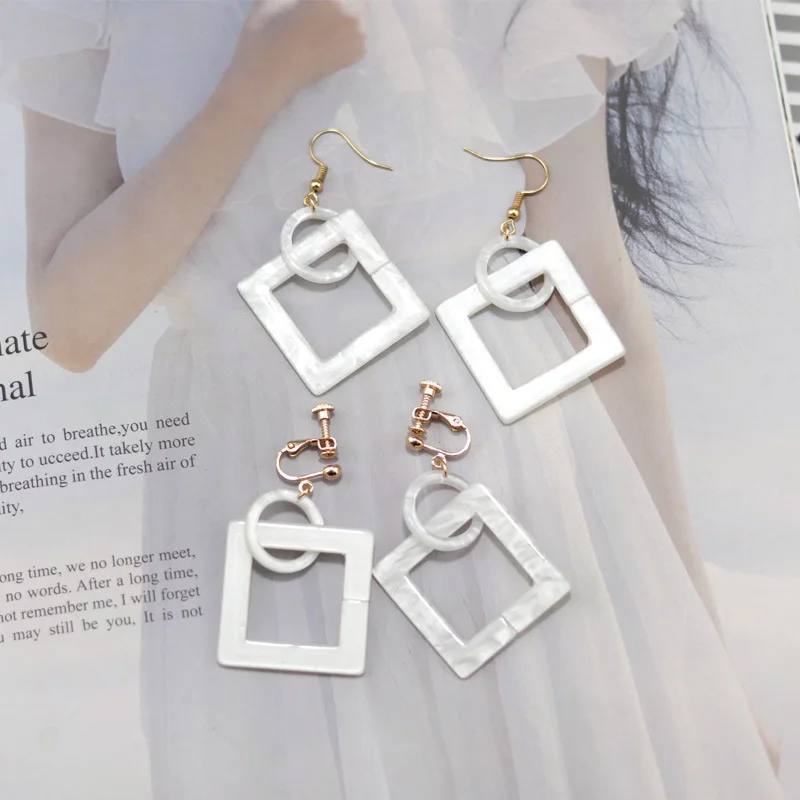 

Retro temperament Korean geometric square round exaggerated earrings simple Sen system fresh without pierced ears