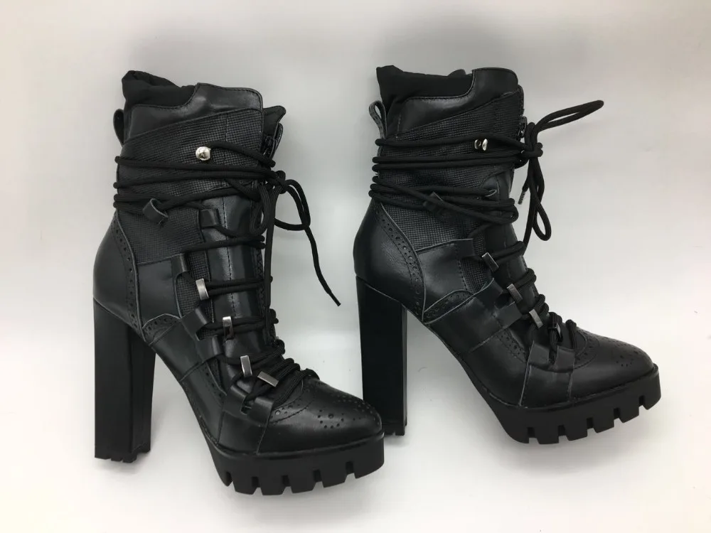 Новинка года; модные черные женские ботинки на платформе из гладкой кожи; ботинки на шнуровке на не сужающемся книзу массивном каблуке; пикантные женские ботинки В рыцарском стиле; размер 42