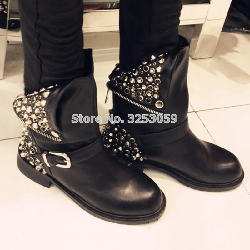 ALMUDENA; черные ботинки в байкерском стиле с пряжкой на ремешке, украшенные серебристыми шипами; Модные ботильоны с заклепками; модельные туфли-гладиаторы; распродажа