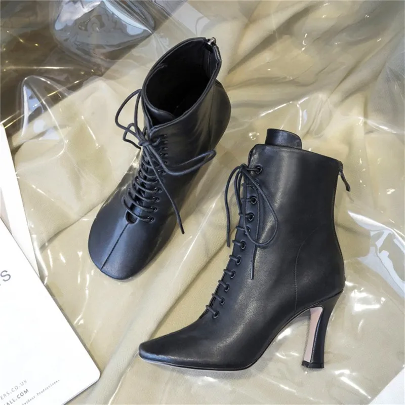 Новинка года; черные и белые полусапожки из натуральной кожи; обувь для подиума на высоком каблуке; женские ботильоны для женщин на шнуровке с круглым носком