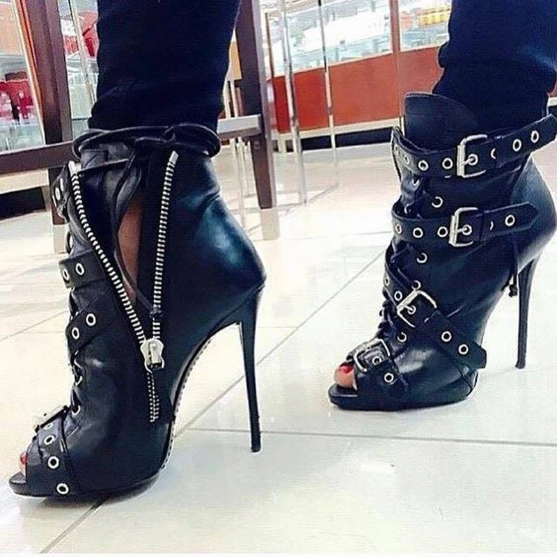 Пикантные черные женские ботильоны на шпильке с большой пряжкой и перекрестными ремешками; модные полусапожки на высоком каблуке с открытым носком; дизайнерская женская обувь