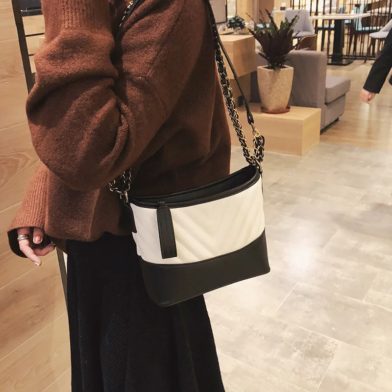 

Ins Super Fire Chain Pack Roaming Pack Net Red Small Black Pack Texture Small Fragrance Big V-grain Linger Girl Slant Bag