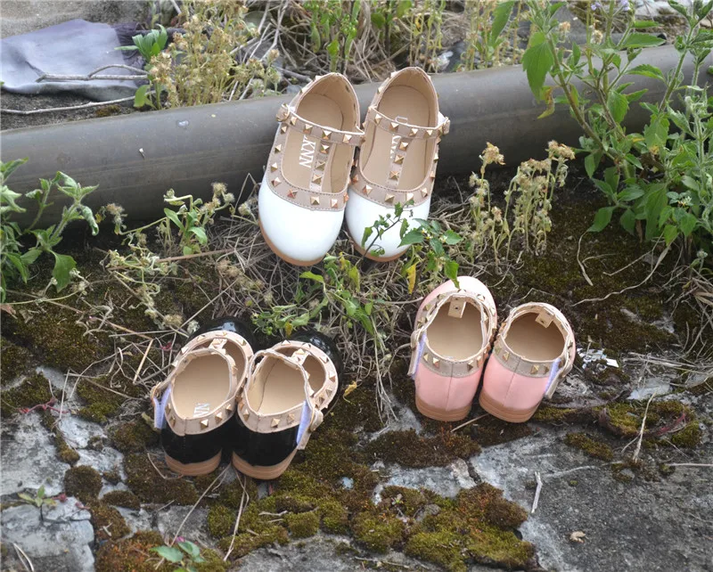Сезон весна-лето; обувь принцессы из искусственной кожи; детские сандалии для девочек; тонкие туфли с вырезами для детей; дышащая обувь с заклепками
