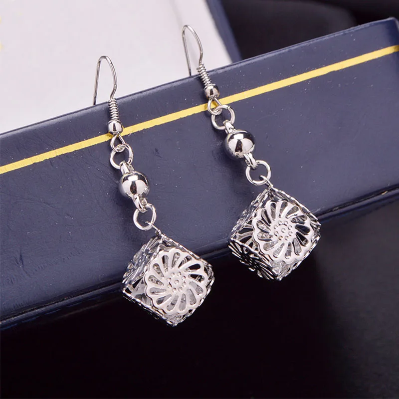

Women Earring Daisy Flower Pattern Three-dimensional Cube Shape Fashion Design Hanging Earrings