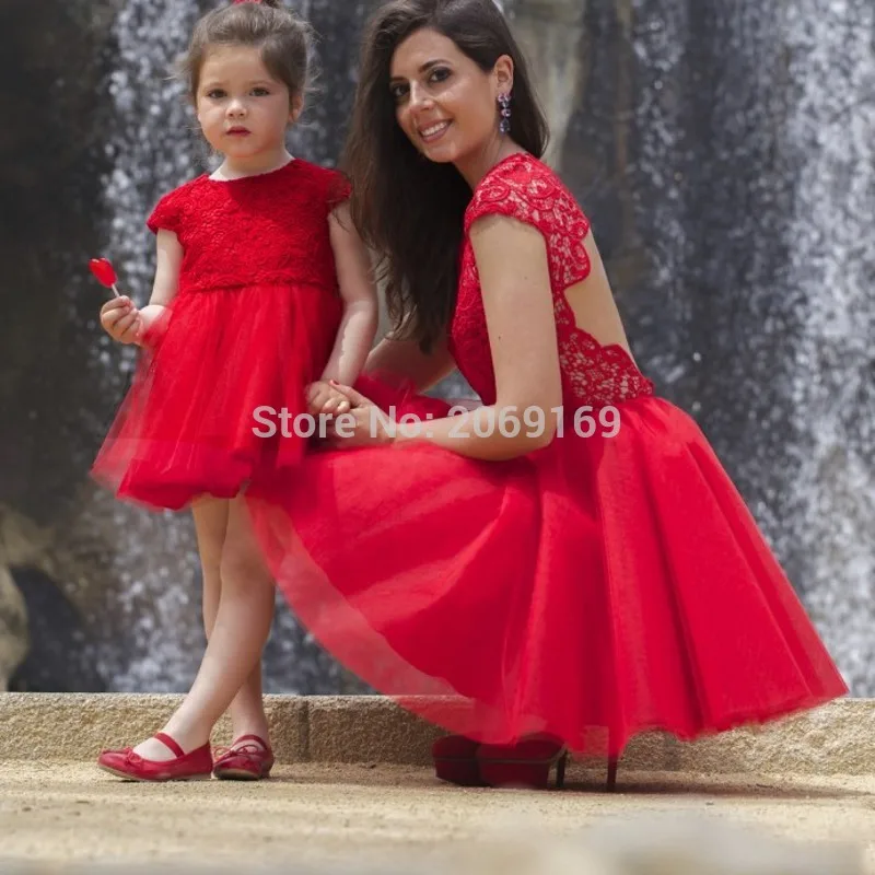 

Cheap Red Short Flower Girls Dresses Backless Lace Cap Sleeve Daughter Mother Matching Dress For Party O Neck Puffy Tulle Gowns