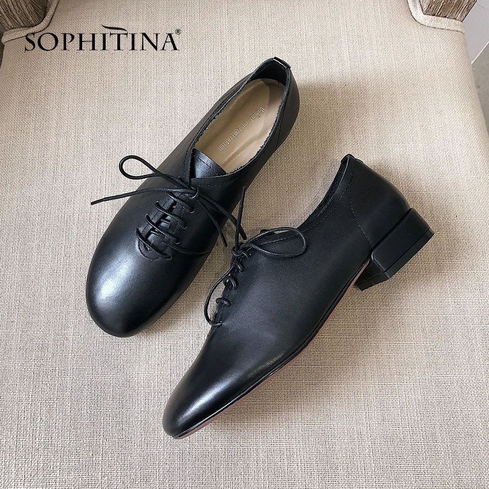 SOPHITINA/Удобные женские туфли из мягкой натуральной кожи с круглым мыском на низком и квадратном каблуке.Повседневная обувь со шнуровкой и декорадивными строчками.Внутри подкладка из кожи.Подошва удобна в носке.SO153