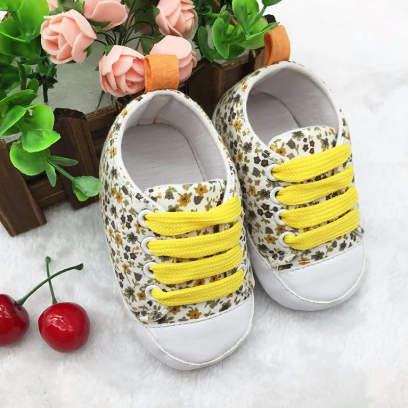 Всесезонные парусиновые кроссовки для малышей; повседневная обувь с цветочным принтом на шнуровке; удобная детская обувь для малышей 0-18 месяцев
