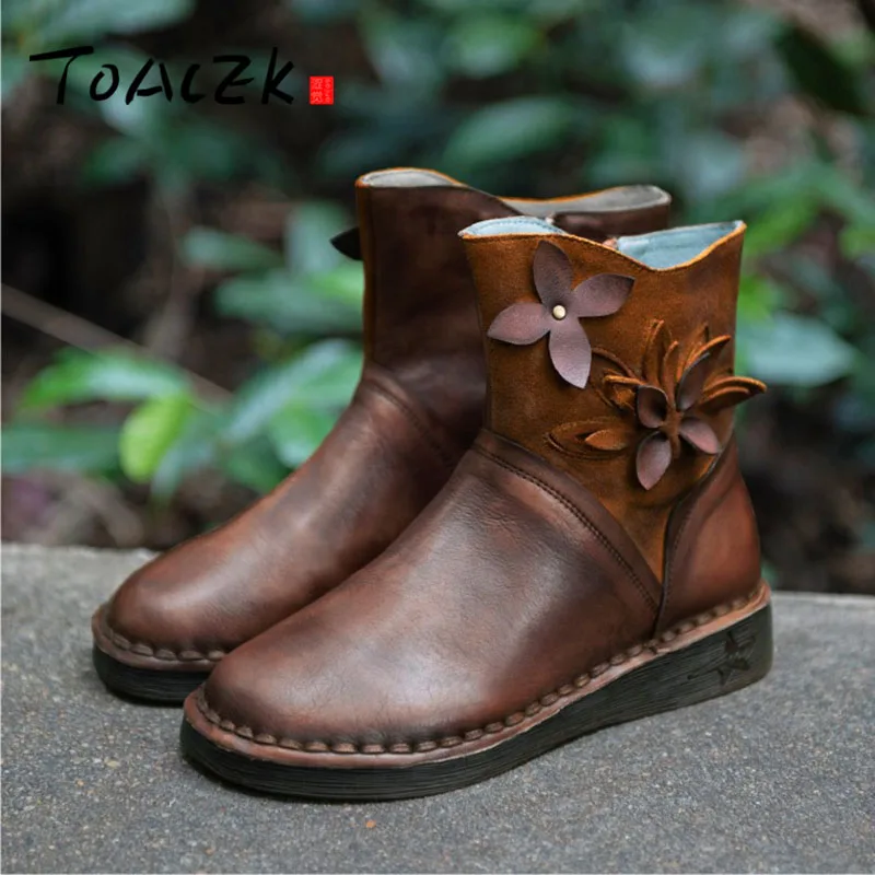 

Hand-made leather ladies' shoes with soft sole and soft top are comfortable short boots
