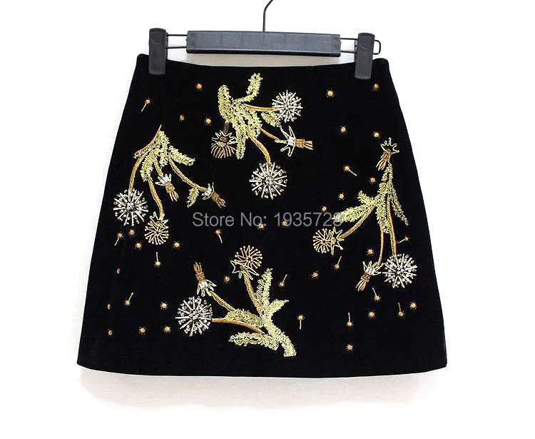Новинка года в женские/дамы черный бархат цветочный Вышивка мини-юбка с потайная застежка молния вдоль задней детали