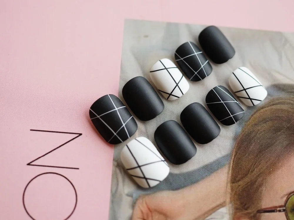 جديد 24 قطعة ماتي خط أبيض وأسود فتاة 3D DIY أزياء نمط البلاستيك الفن قصيرة وهمية كاذبة ملصقا مسمار نصائح مع الغراء هلام