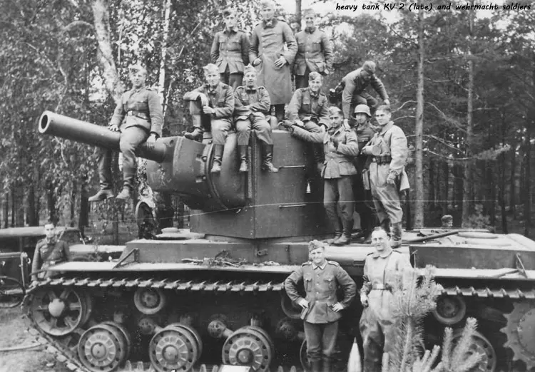 heavy-tank-KV-2-(late)-and-wehrmacht-soldiers