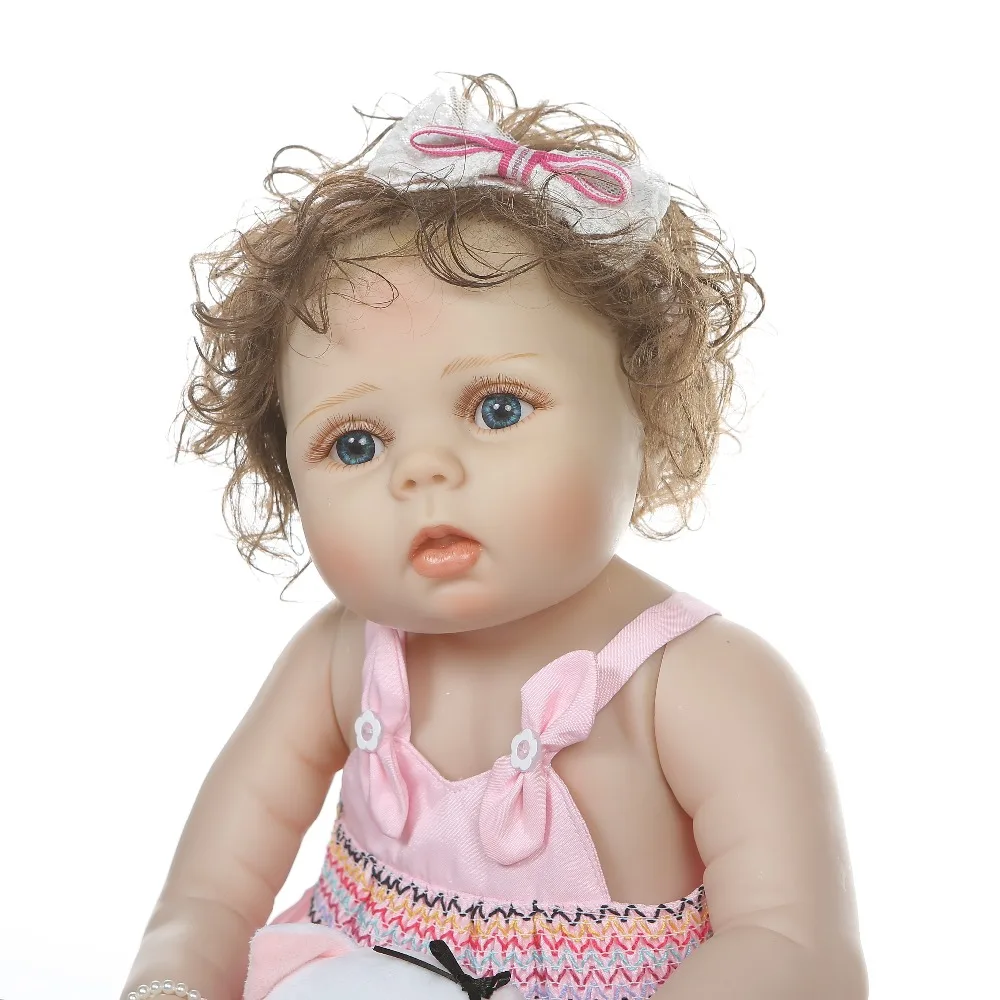 NPK 56 см полностью тело slicone reborn baby doll девочка bebe Кукла reborn Ванна игрушка ручной корни вьющиеся волосы Анатомически правильные