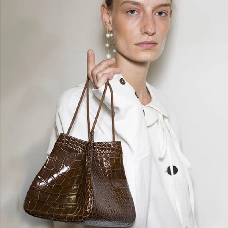 

BENVICHED Ladies' pu bag 2019 new spring retro fashion brown Simplicity handbag Crocodile pattern small square bag c349