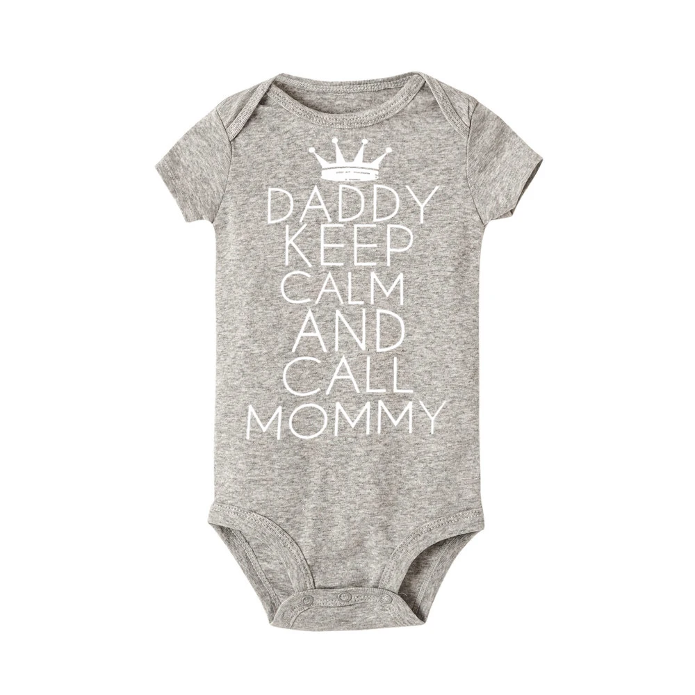 Забавная Одежда для новорожденных девочек с надписью «Daddy Keep Calm and Call Mommy», хлопковый комбинезон с короткими рукавами - Цвет: R487-SRPGY-