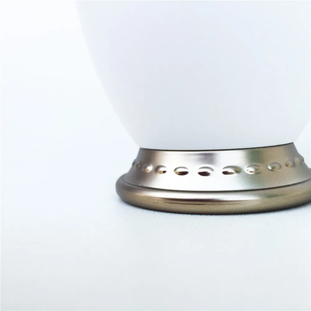 les Merveilleuses LADUREE BRUSH HOLDER White _ 5