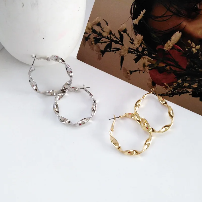 

Personalized Wild Earrings Metal Texture Simple Geometric Shape Twist Line Earrings European and American Style Earrings