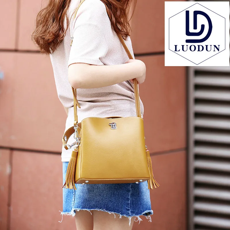 New female bag water European and American style fringe bucket bag female leather Messenger shoulder bag wide shoulder strap2018 New female bag water European and American style fringe bucket bag female leather Messenger shoulder bag wide shoulder strap2018