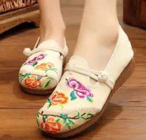 Женские винтажные туфли на плоской подошве с цветочной вышивкой; сезон весна-лето; обувь на каблуке из термопластичной резины; хлопковая и пеньковая обувь с традиционными китайскими пуговицами - Цвет: Beige