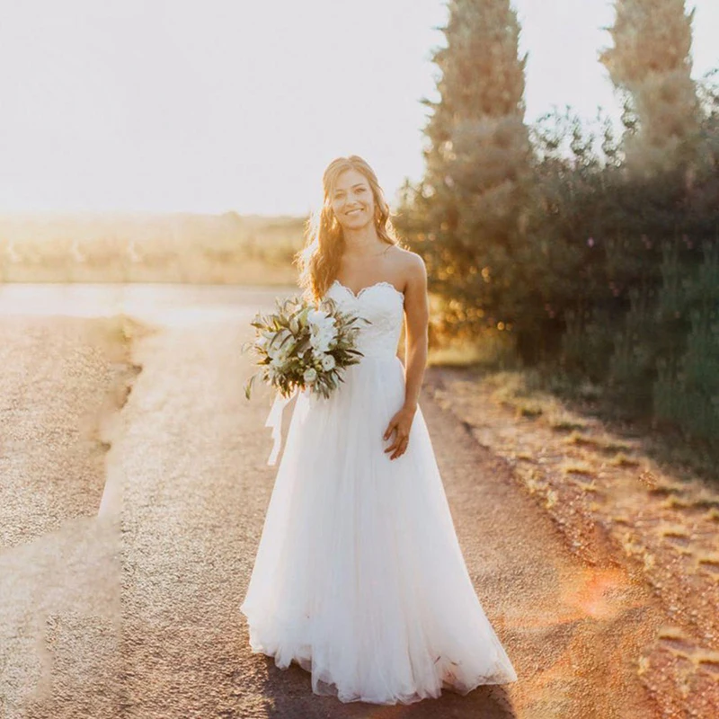 

Lakeydra White Tulle Beach Wedding Dresses Sweetheart Neck A-Line with Sleeveless Lace Backless Long Plus Size Bridal Gowns