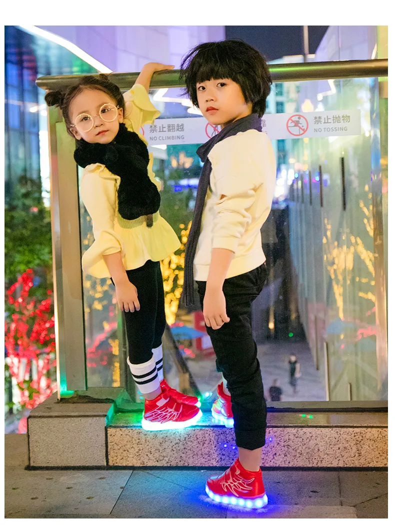 Детская обувь со светодиодной подсветкой; новые светящиеся Детские Сникерсы для маленьких мальчиков теннисная обувь для девочек с зарядные устройства USB Led моделиро