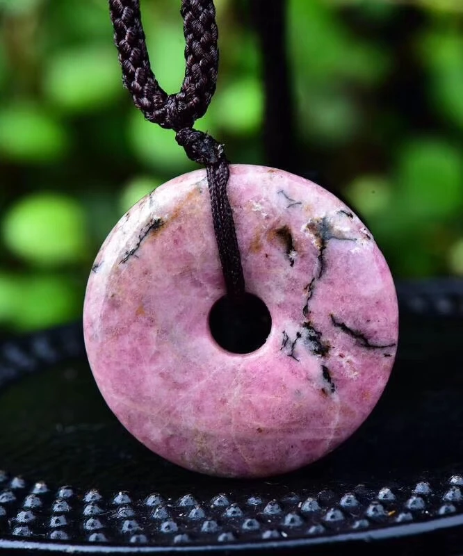 

Natural rhodonite carving Peace buckle Guardian Necklace Fashion Jewelry pendant Supernatural Amulet Knot Lucky