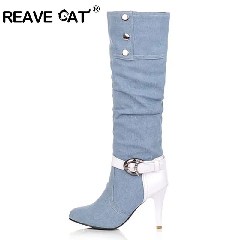 REAVE CAT/зимняя женская обувь из джинсовой ткани; осенние сапоги; сапоги до колена с острым носком и пряжкой; Модная Повседневная Теплая обувь черного цвета