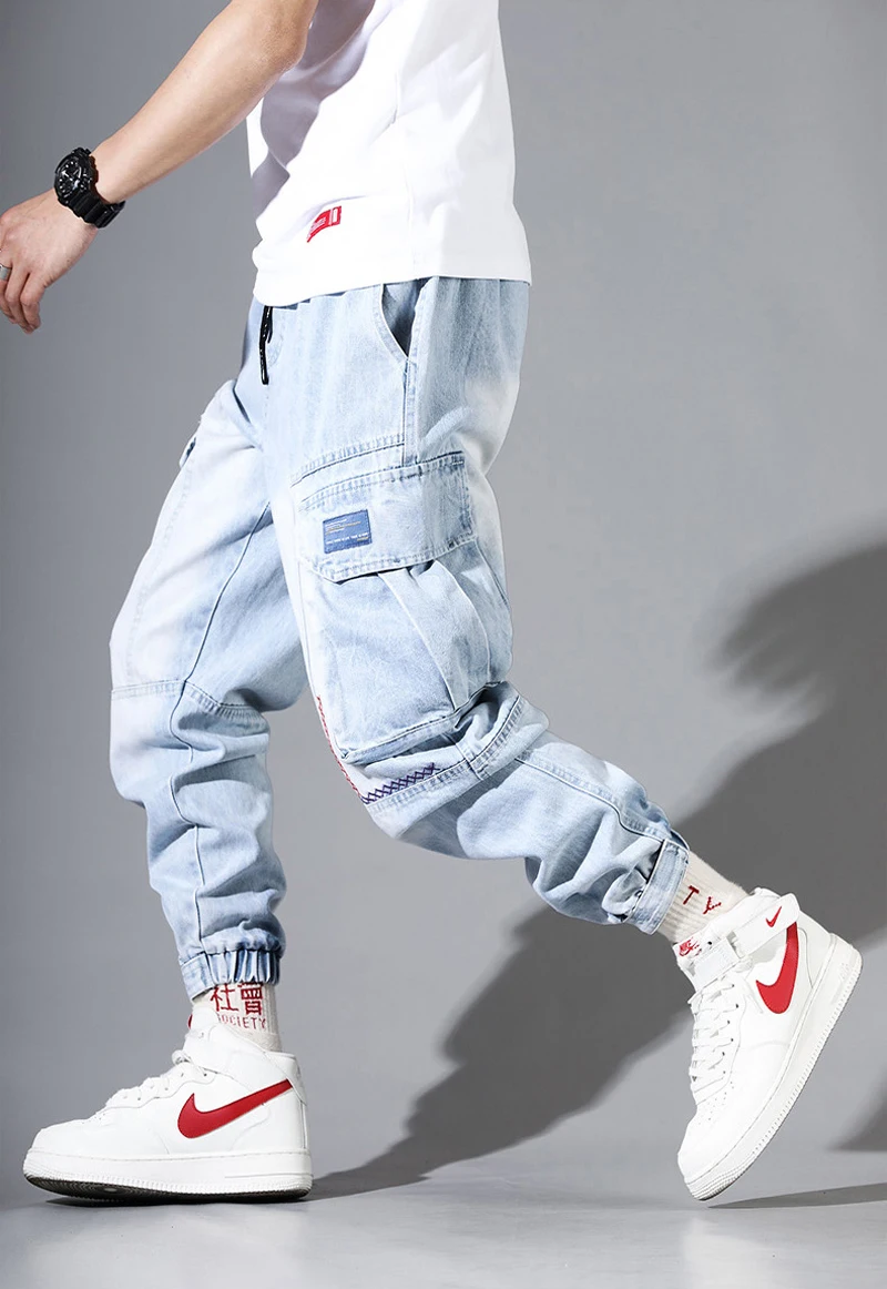 Уличной моды Для мужчин джинсы светильник синий свободный крой Мульти Карманы Грузовые штаны узкие джинсы для Для мужчин Вышивка Дизайнерская обувь в стиле «хип-хоп» для бега