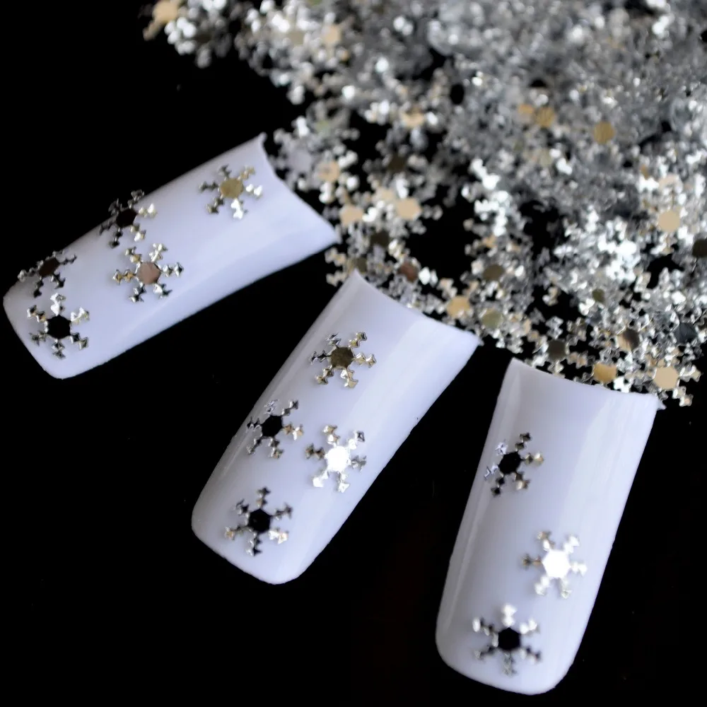 маникюр с серебряными снежинками. дизайн ногтей с снежинками и блестками. дизайн ногтей с снежинками и блестками. новогодний маникюр белый с блестками и снежинками. ногти со снежинками и блестками.