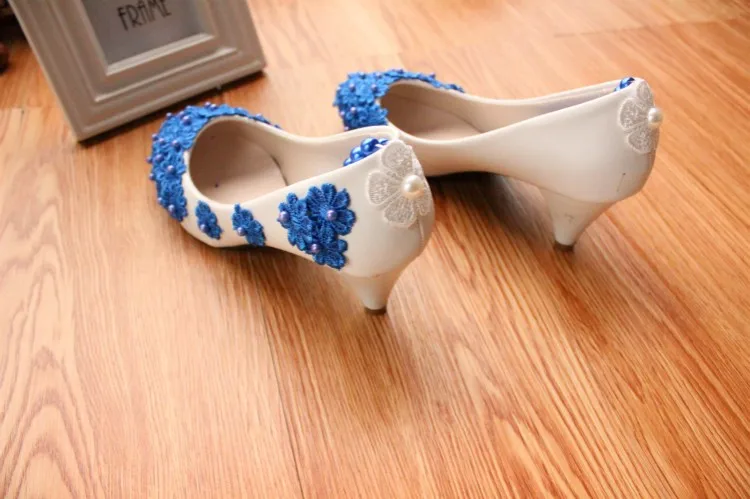 Новинка! Женские свадебные туфли на среднем каблуке; вечерние туфли-лодочки с цветочным кружевом; цвет синий, белый; вечерние туфли на каблуке под заказ; PR650