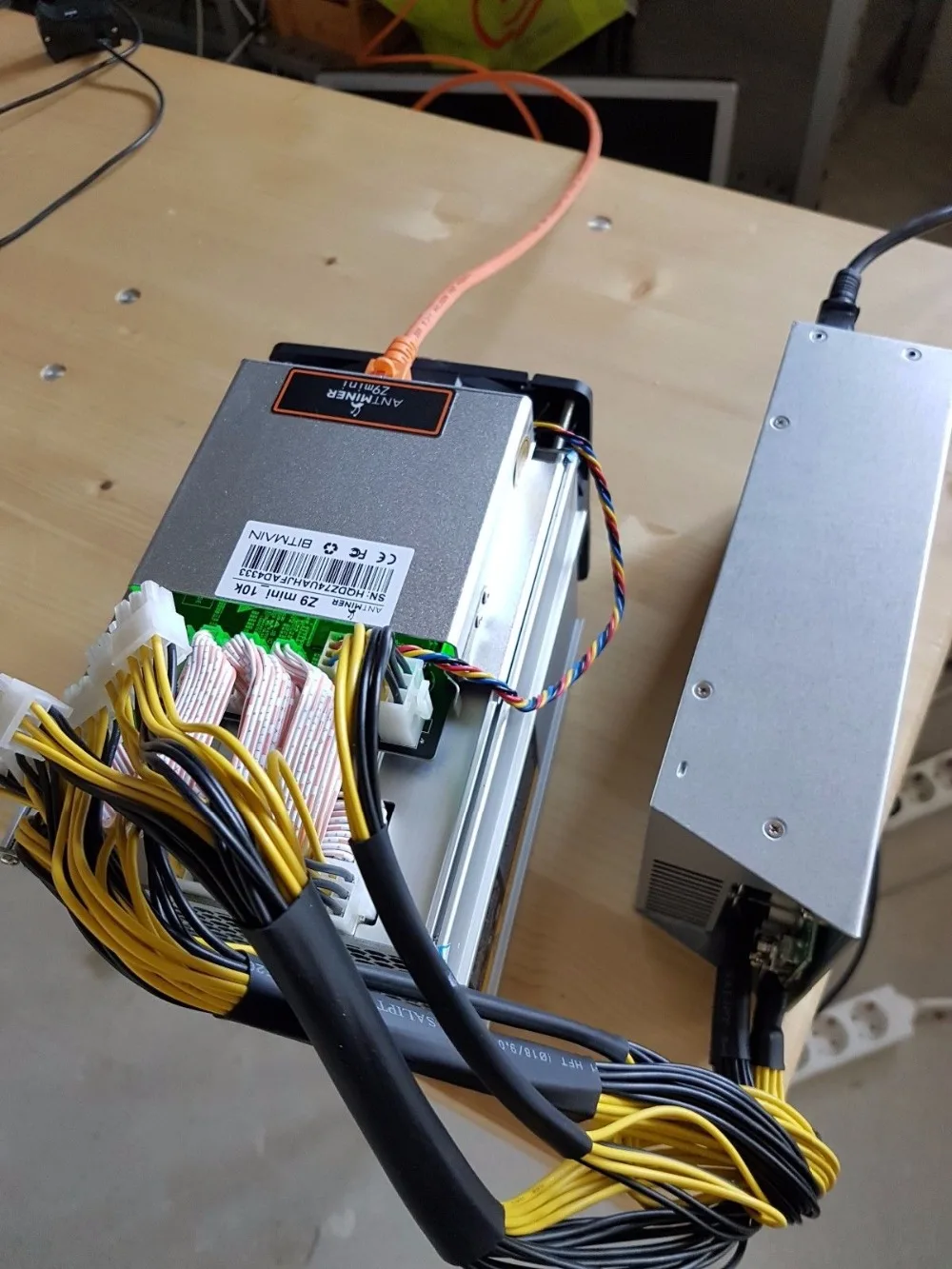 Б/у ZCASH Miner Antminer Z9 Mini 10k Sol/s 300W с Bitmain APW3 1600W PSU Asic Miner Equihash ZEN ZEC BTG Miner