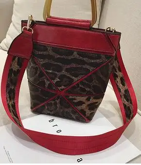 

2018 new fashion stitching leopard casual mobile wild wide shoulder strap shoulder slung bucket bag.