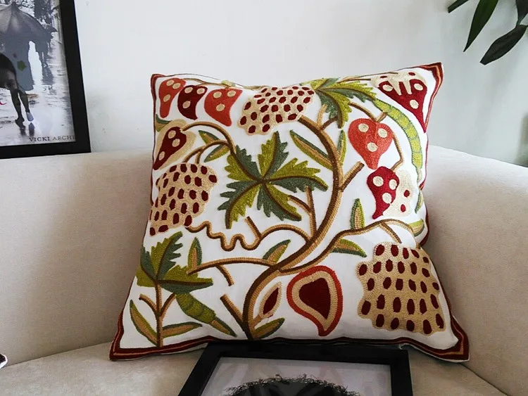 Housse de coussin canapé brodée