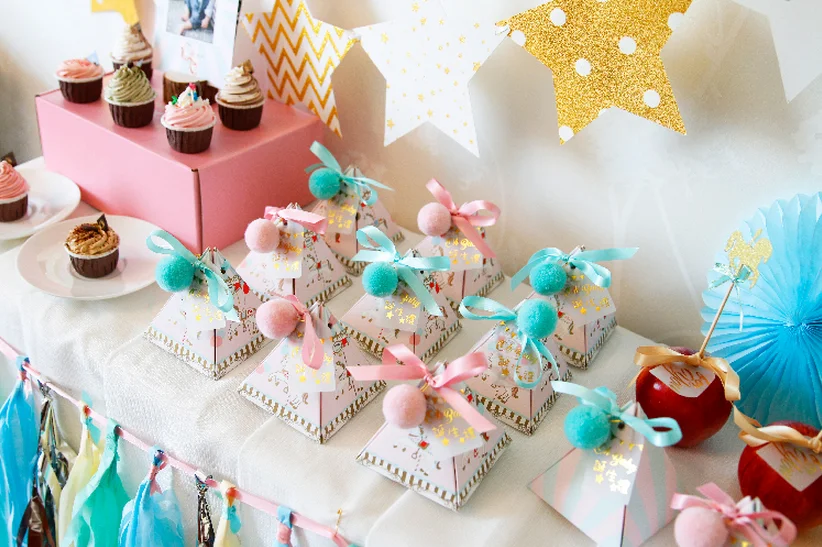 20 х розовый/синий треугольной пирамиды Baby Shower Коробки конфет дня крестильное платьице для малышей партия Подарочная коробка с Ленты и теги и шары