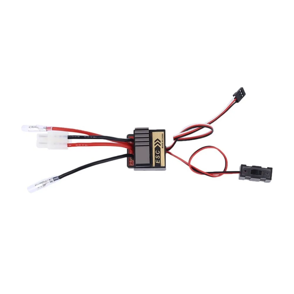 Gros plan sur le dissipateur thermique et les composants électroniques du contrôleur de vitesse ESC 320A pour voiture RC.