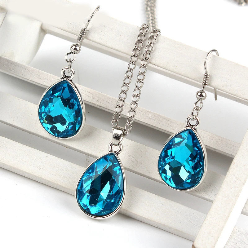 BOUCHERON ENSEMBLE COLLIER ET BOUCLES D'OREILLES 'GRAPPE DE RAISIN' DIAMANTS, | Christie's
