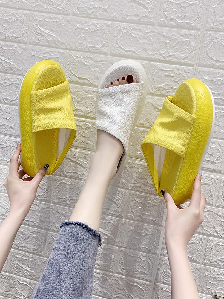 

European station women's shoes 2019 summer new slippers women's thick-soled chic net red cool drag female outside wearing tide