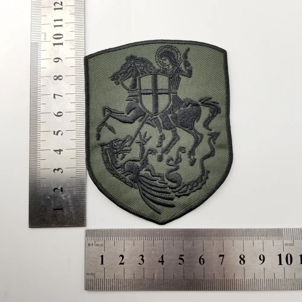 Оливково-зеленый рыцарь мини логотип Индивидуальный Дизайн Вышитый Утюг на передней Байкерская Заказная нашивка оливково-зеленая саржевая ткань