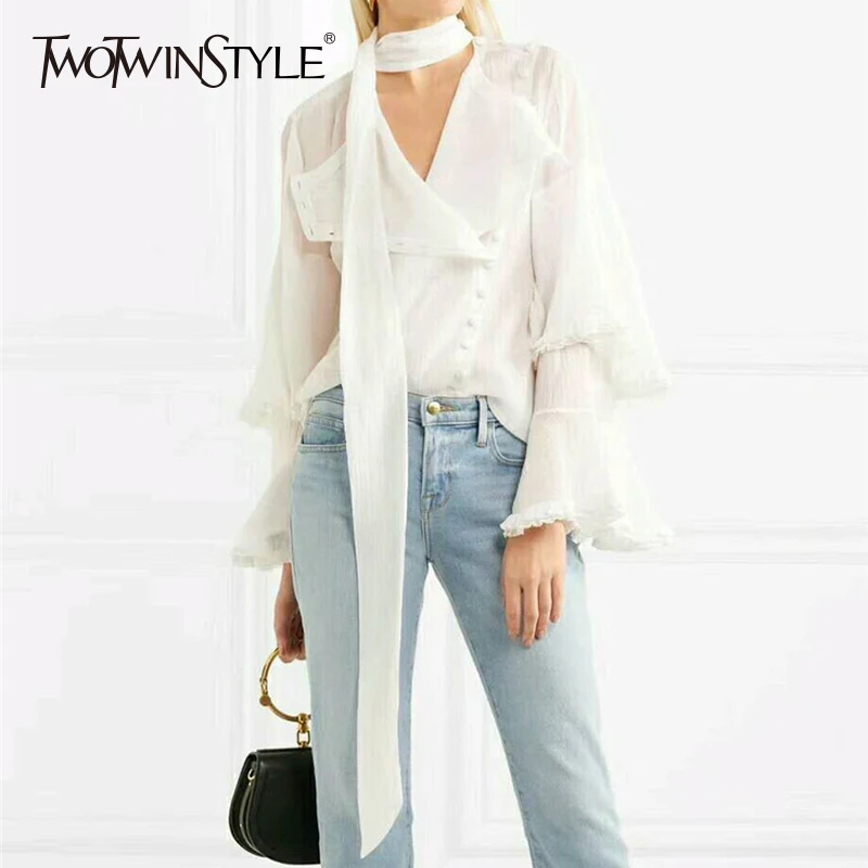 Beste TWOTWINSTYLE Chiffon Blouse Voor Vrouwen Linten Lace Up V hals Flare Mouw Onregelmatige Wit Overhemd Vrouwelijke Lente Mode OL Kleding