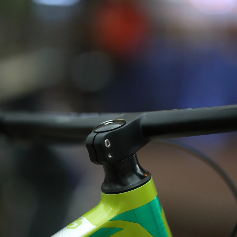 Racework xx1 изготовлен из карбона что обеспечивает ему действительно гладкую
