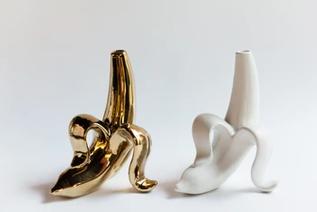 

Nordic creative home ceramics matte white / gold banana pendulum vase / small flower pendulum 3