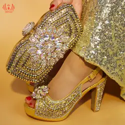 Новейшая итальянская обувь и сумочка в комплекте, женские босоножки на высоком каблуке золотистого цвета и сумочка-клатч, комплект из