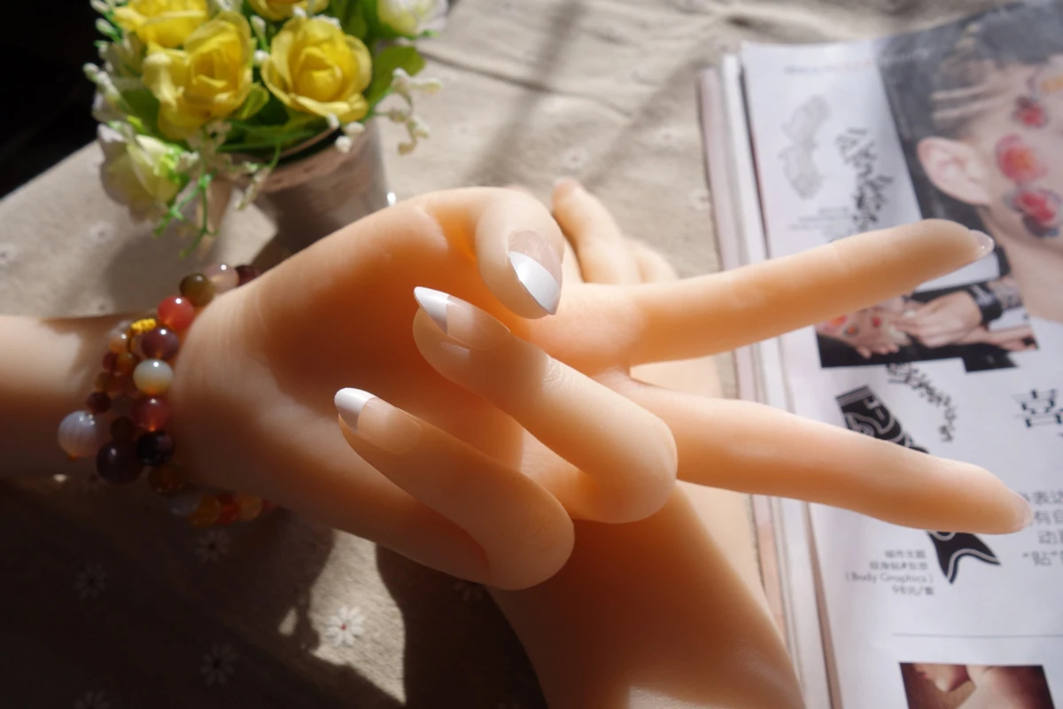 

Luxury 1pair Women's Realistic Finger phalanx Silicone Lifelike Soft hand Mannequin Display Rings Jewelry Nail Art Hand Teaching